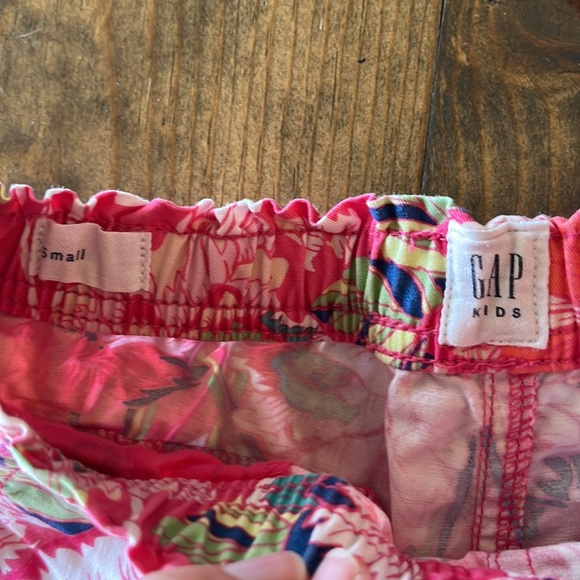 Gap kids floral shorts - Picture 3 of 4